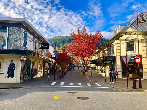 5fca03cdb6dcc.jpg 新西兰皇后镇街景 (2).jpg